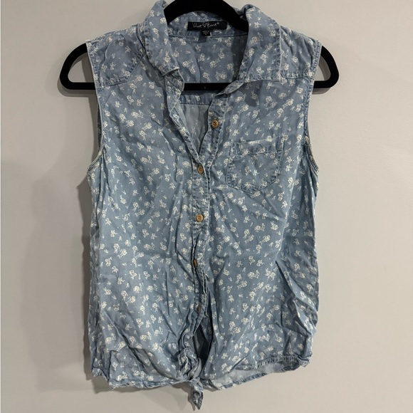 Woman’s blouse - Picture 1 of 2